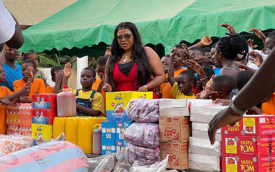 Distribution de vivres et dons lors d'une descente caritative OTO Tombé