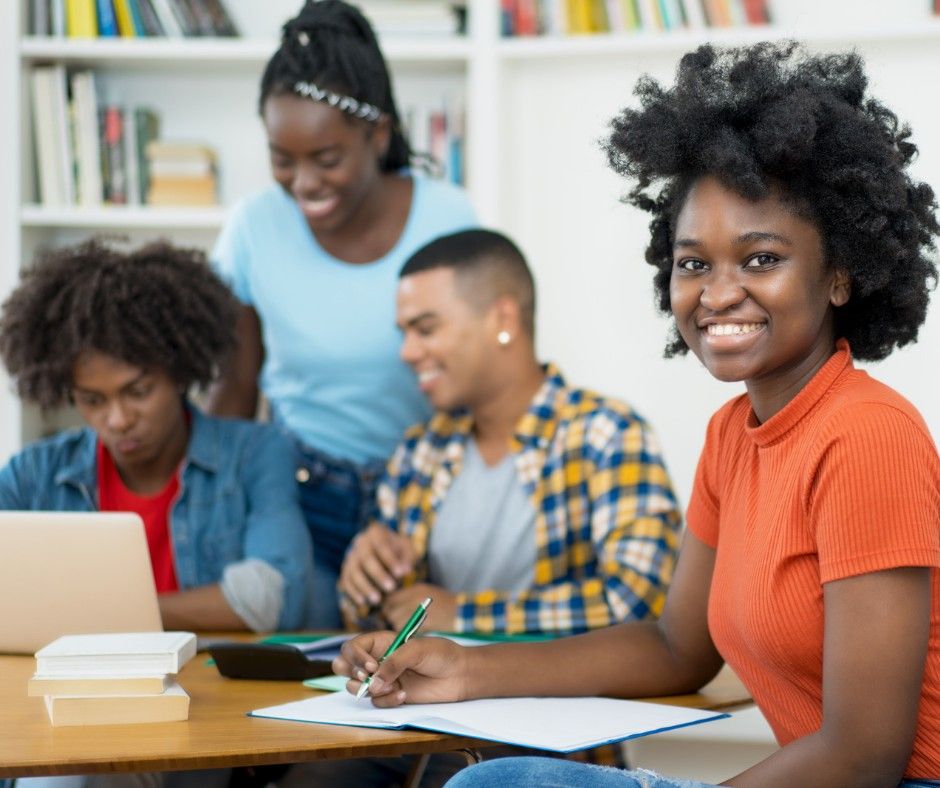 Jeunes étudiants en séance d'apprentissage collaboratif — éducation OTO Tombé