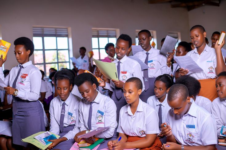 Jeunes filles en uniforme scolaire participant à un cours